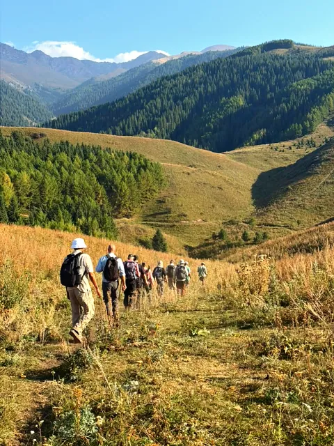 Reisende auf einer Wiese im Tschong-Kemin-Tal