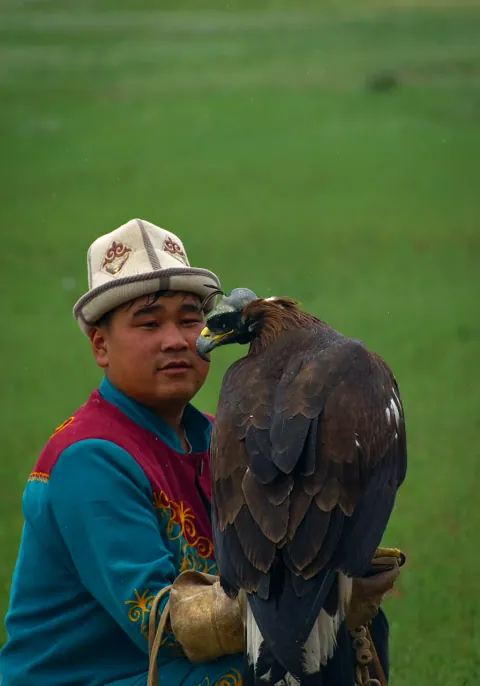 Adlerjäger im Kalpak mit seinem verkappten Steinadler
