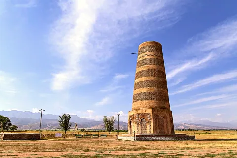 Der Burana-Turm aus dem 11. Jahrhundert im Tschüi-Tal