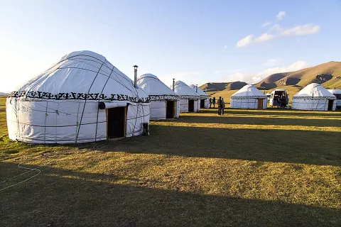 Jurtencamp im Abendlicht