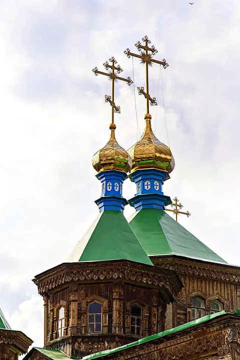 Goldene Kuppeln der Dreifaltigkeitskirche in Karakol